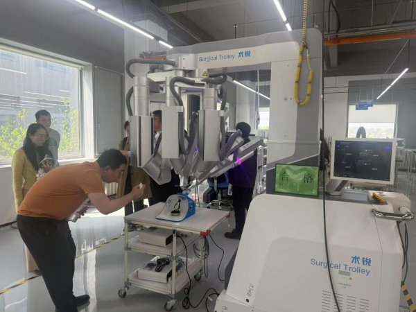 免费股票配资 远程手术跨越洲际，单孔手术机器人展现中国创新